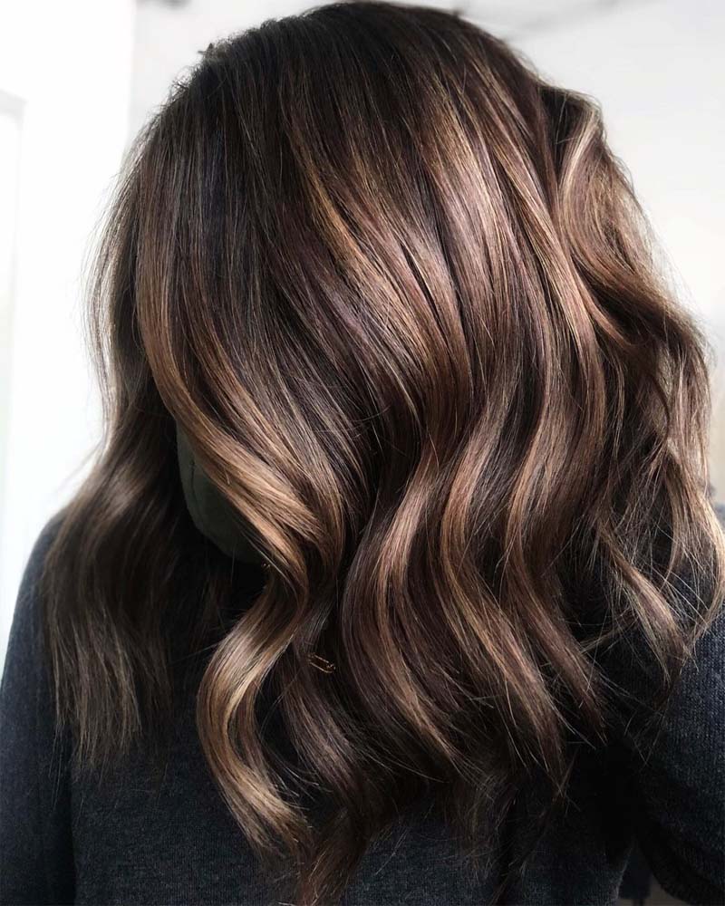 les cheveux noirs mettent en valeur les reflets naturels sur les cheveux châtains foncés - Luxe Digital