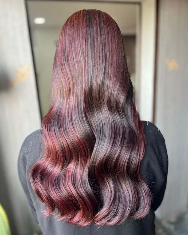 cheveux noirs avec des reflets rouge foncé - Luxe Digital
