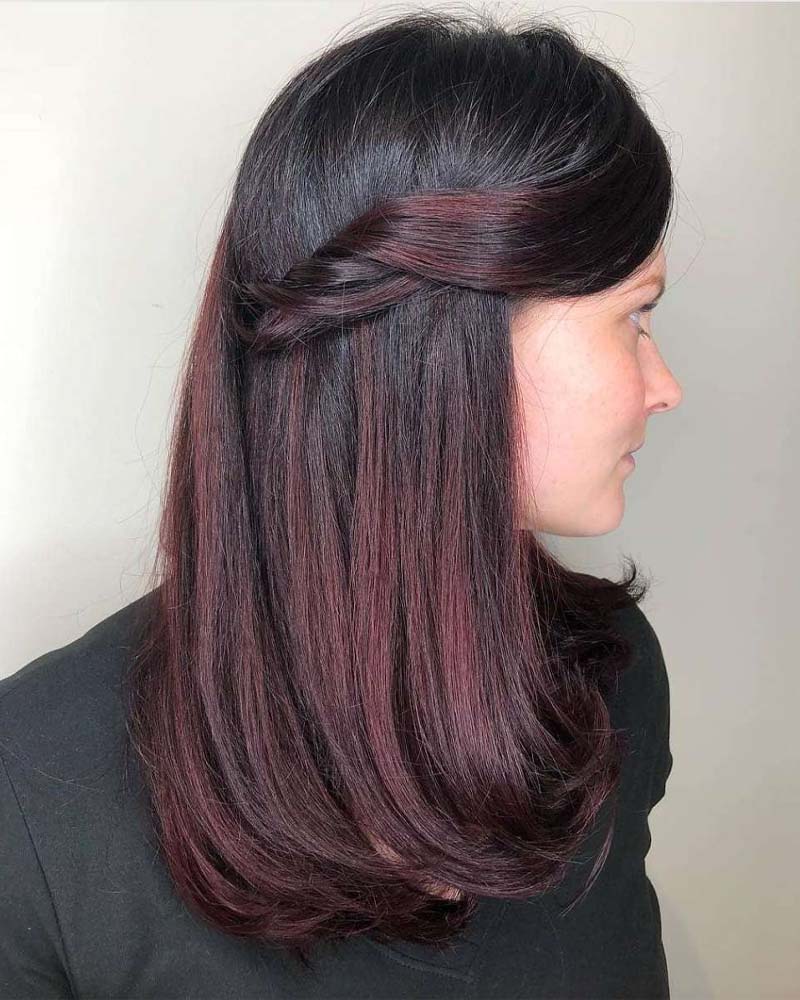 cheveux noirs avec des reflets rouge foncé - Luxe Digital