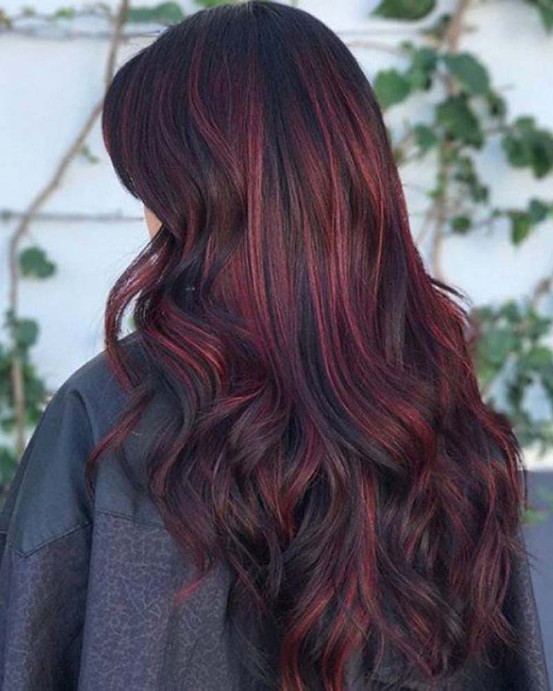 cheveux noirs avec des reflets rouge foncé - Luxe Digital