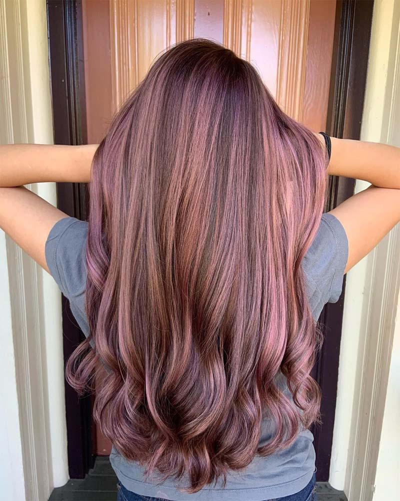 cheveux noirs méchés reflets or rose sur cheveux foncés - Luxe Digital