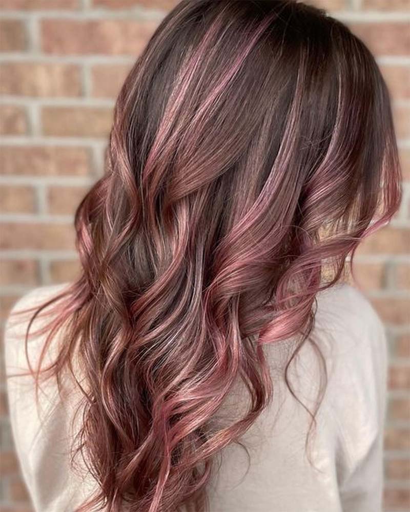 cheveux noirs méchés reflets or rose sur cheveux foncés - Luxe Digital