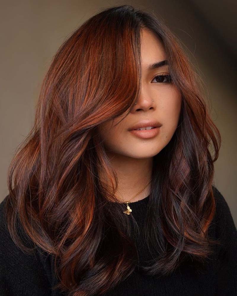 cheveux noirs met en valeur la couleur des cheveux noirs et auburn - Luxe Digital