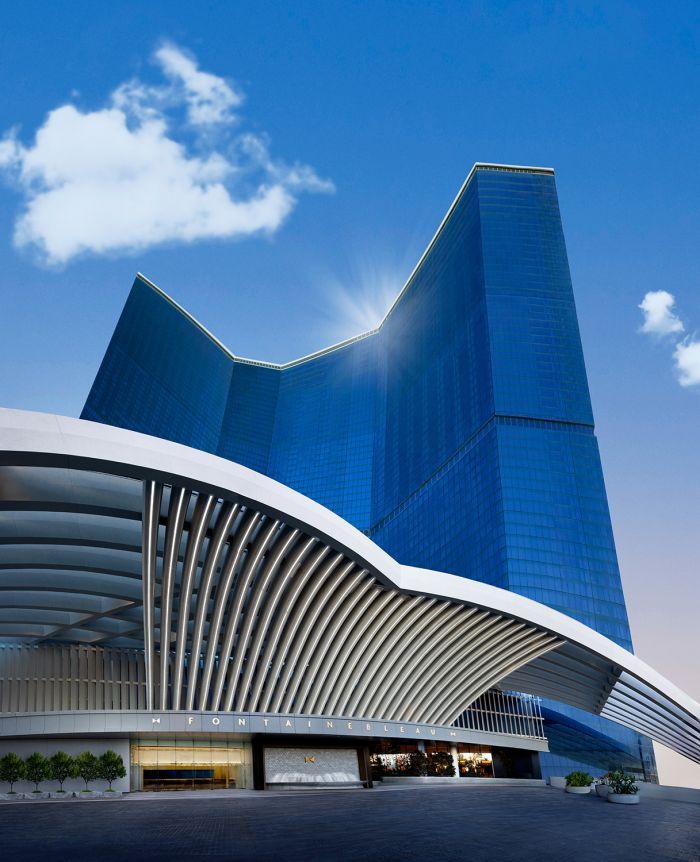 Plongez dans le luxe : les superbes piscines, restaurants et casino vous attendent au Fontainebleau Las Vegas