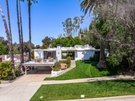 Le modernisme du milieu du siècle bénéficie d'un superbe redémarrage SoCal à Woodland Hills