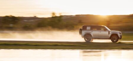 Le SUV hautes performances ultime Defender OCTA rejoint officiellement la gamme Land Rover