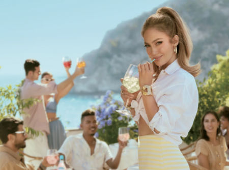 La superstar Jennifer Lopez sirote des cocktails Delola