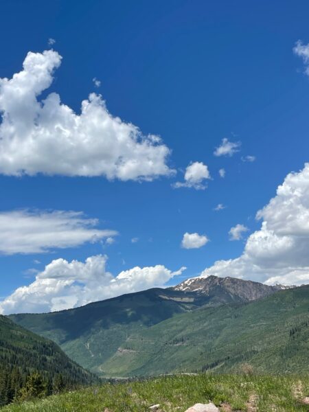 Pas de neige ? Pas de problème. Le meilleur moment pour visiter cette ville de montagne pittoresque n'est pas celui où vous pensez