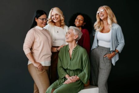 Élégance intemporelle: redéfinir la beauté et le luxe pour la femme sans âge