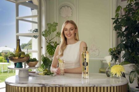 Sophie Turner revient pour une deuxième saison avec la campagne St-Germain Hugo Spriz