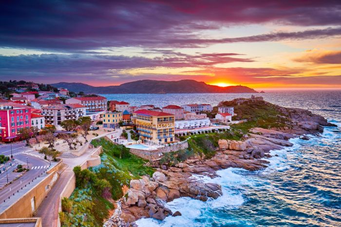 Planification d'une escapade romantique avec une location de villa de luxe en Corse