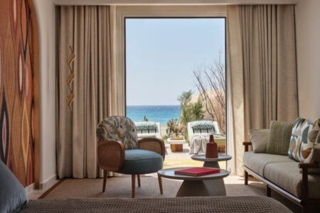 Sunrise Mykonos: un retour émouvant à Mykonos des années 1970 sur la plage d'Agrari