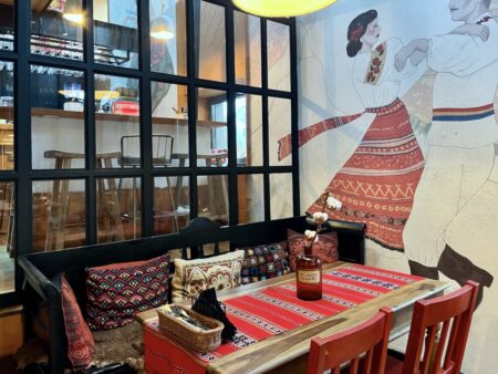 Charme rustique et cuisine fusion au restaurant du centre-ville de Bucarest