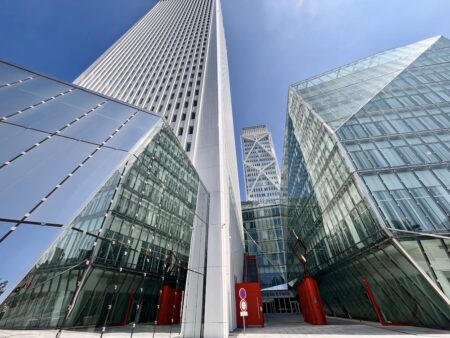 L'hôtel imposant offre une vue imprenable sur Paris