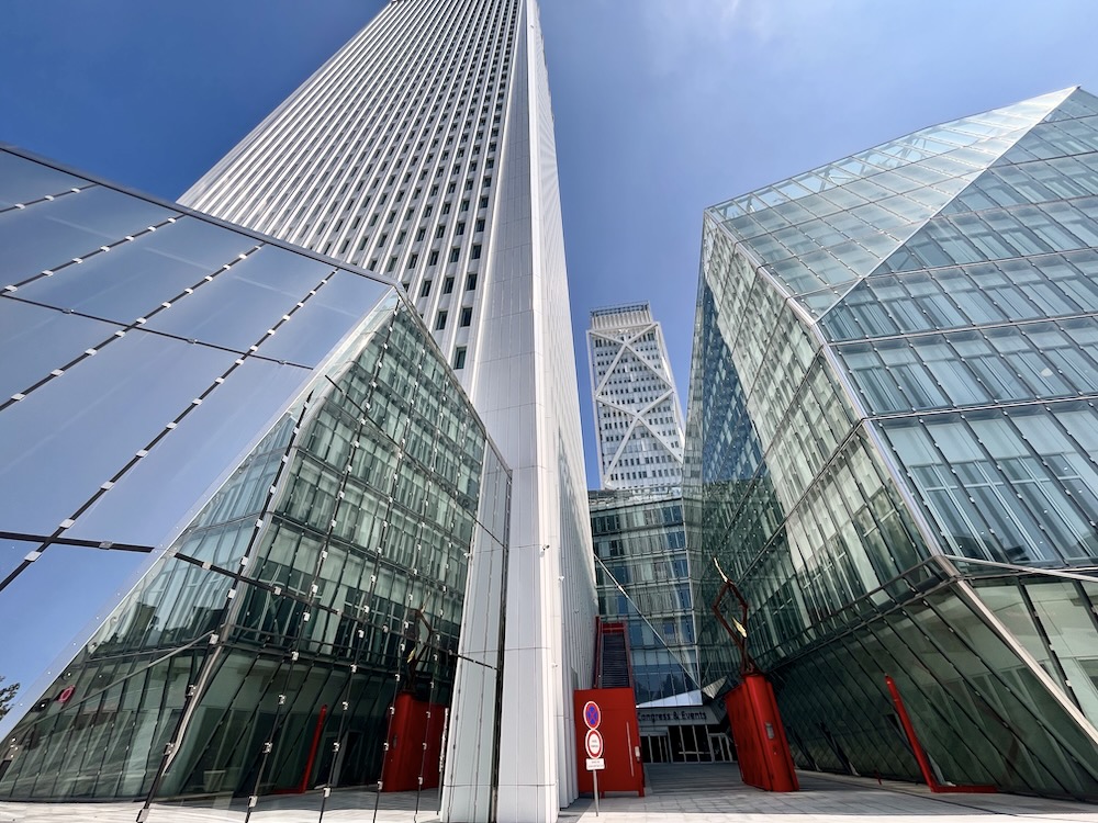 L'hôtel imposant offre une vue imprenable sur Paris