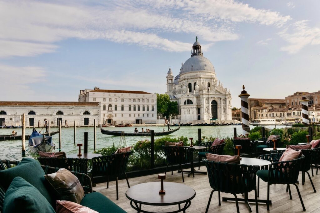 De la France à l’Italie : les adresses luxueuses d’Emily à Paris