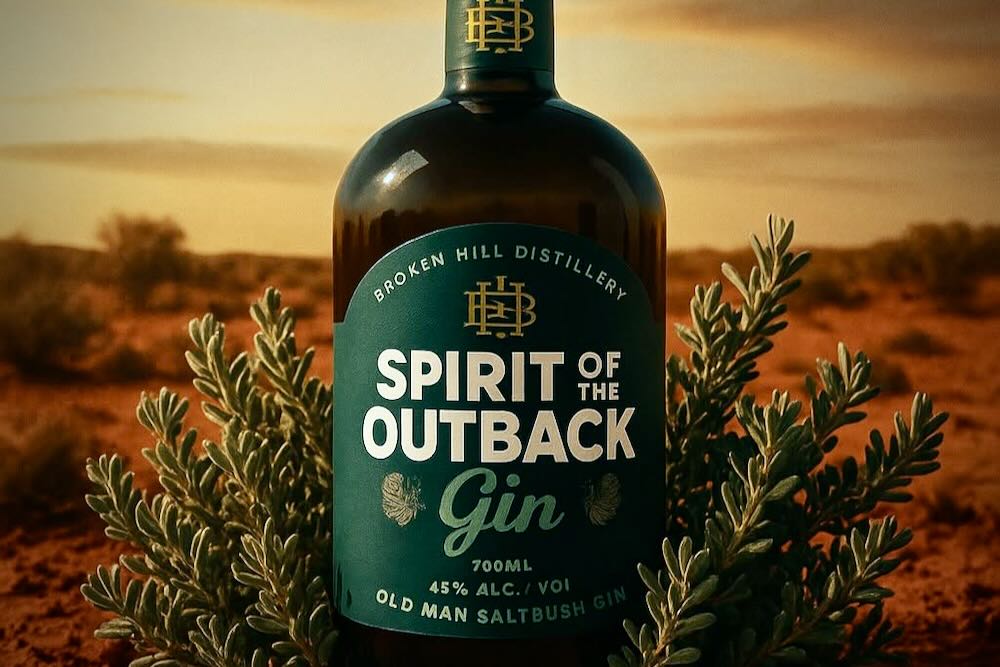 La bouteille de gin Old Man Saltbush est placée dans un paysage désertique, célébrant la Journée mondiale du gin avec une esthétique terreuse et naturelle.