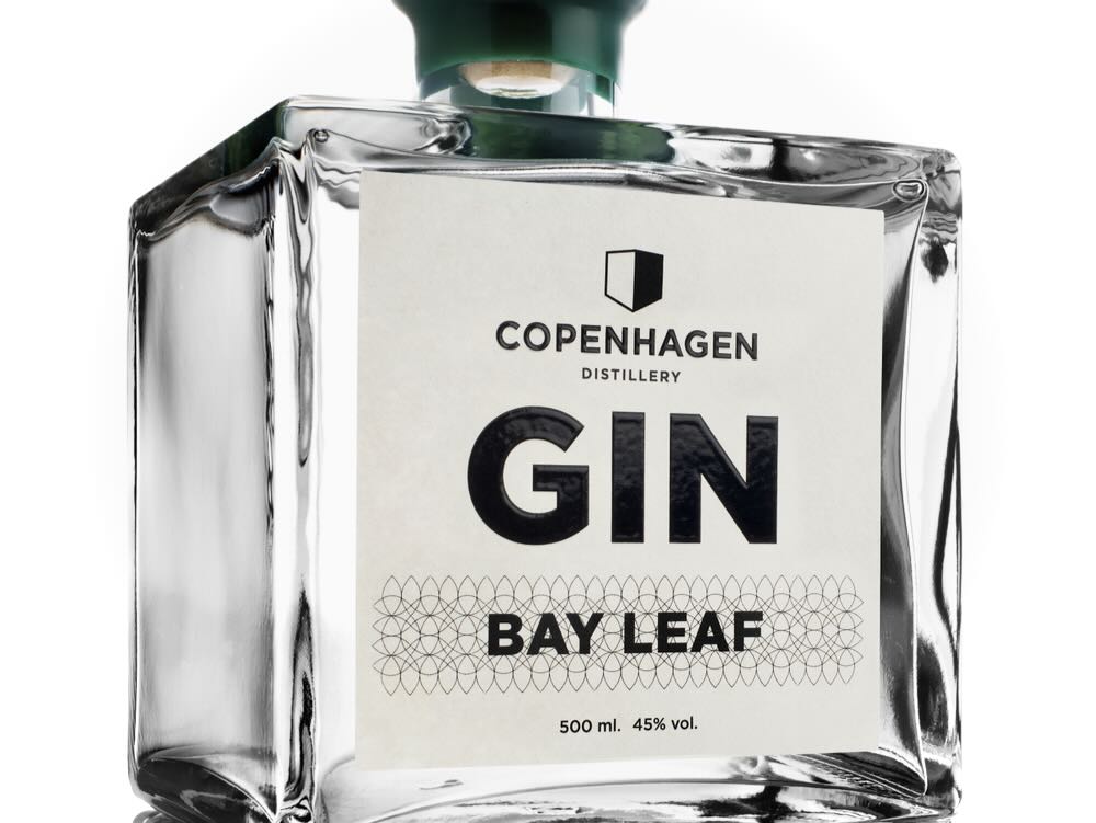 Bouteille de gin Bay Leaf de la distillerie Copenhagen, dotée d'un design moderne et d'un volume de 500 ml, pour les célébrations de la Journée mondiale du gin.