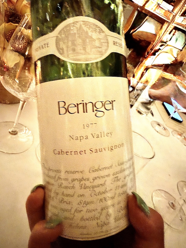 Bouteille Beringer Cabernet Sauvignon de 1977 de Napa Valley présentée au Wally's Wine & Spirits à Beverly Hills.