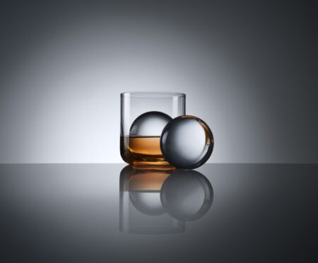 La glace abstraite apporte du luxe au verre à cocktail