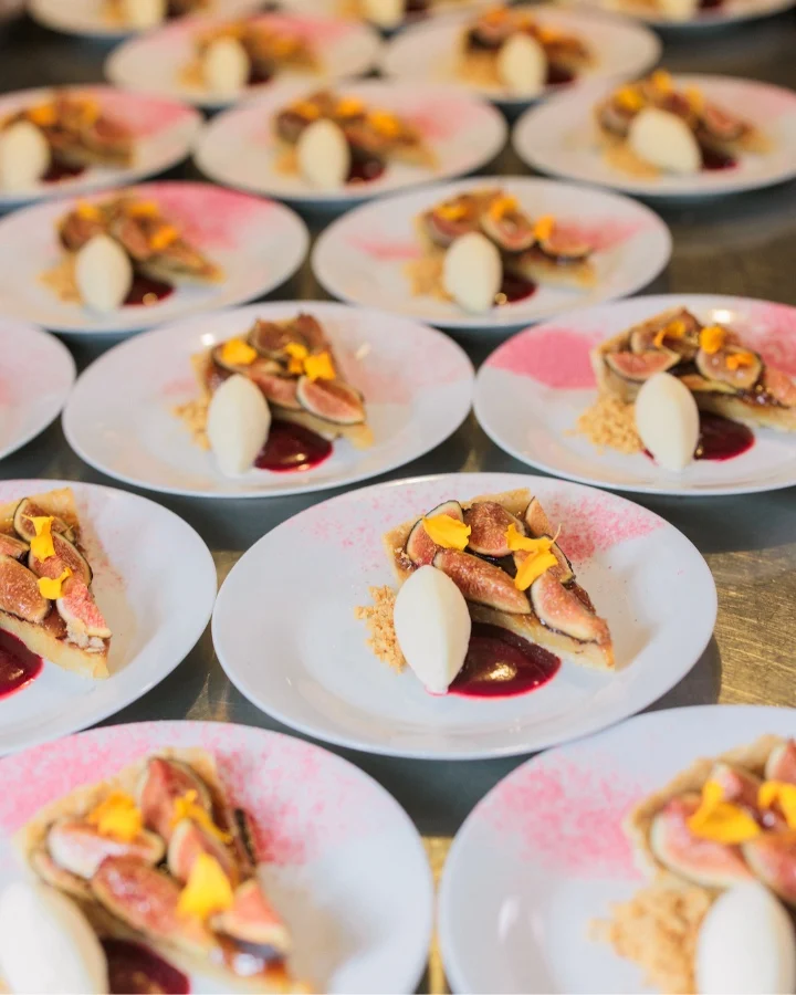 Assiettes de desserts comprenant des figues, de la glace crémeuse et des garnitures vibrantes présentées lors de l'événement Taste America de la James Beard Foundation.