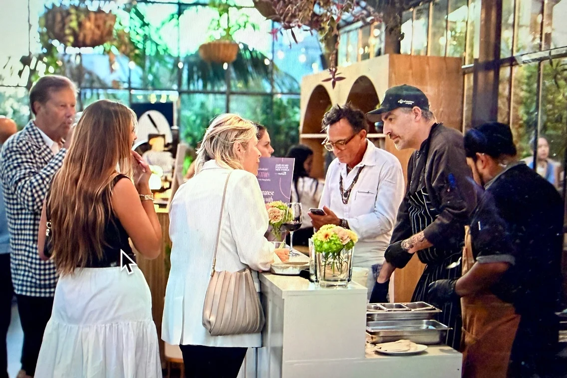 Les invités échangent avec des chefs lors d'un événement culinaire mettant en valeur les saveurs locales au Taste America de la James Beard Foundation.