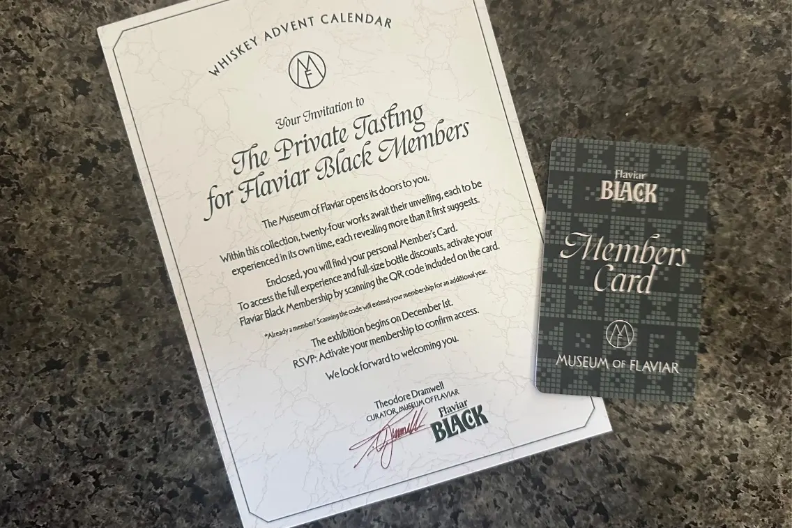 Invitation et carte de membre pour les membres Flaviar Black pour une dégustation privée de whisky.