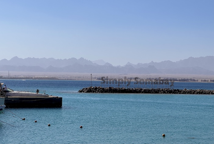 Le désert, le fairway et la mer Rouge